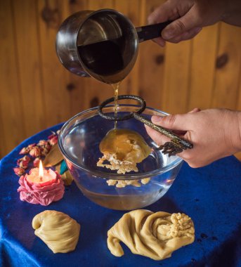 Ruhsal Temizlik ve Enerji Teşhisi İçin Cila Dökme Ritüeli