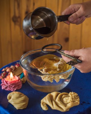 Ruhsal Temizlik ve Enerji Teşhisi İçin Cila Dökme Ritüeli