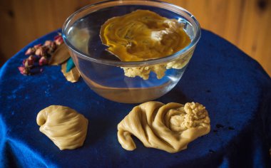 Ruhsal Temizlik ve Enerji Teşhisi İçin Cila Dökme Ritüeli