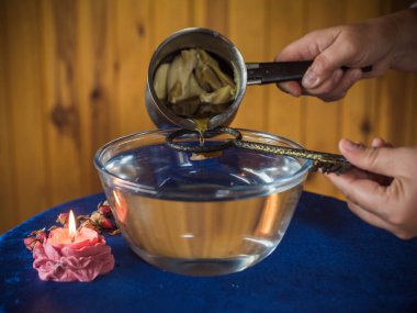 Ruhsal Temizlik ve Enerji Teşhisi İçin Cila Dökme Ritüeli