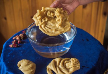 Ruhsal Temizlik ve Enerji Teşhisi İçin Cila Dökme Ritüeli