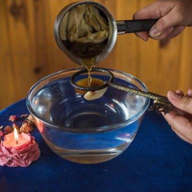 Ruhsal Temizlik ve Enerji Teşhisi İçin Cila Dökme Ritüeli