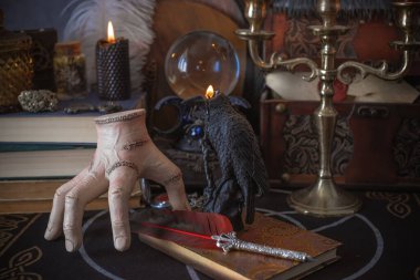 Esrarengiz büyülü el esrarengiz nesnelerle esrarengiz büyülü masa üzerinde