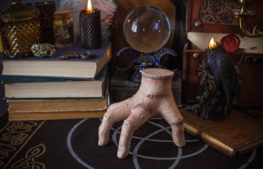 Esrarengiz büyülü el esrarengiz nesnelerle esrarengiz büyülü masa üzerinde