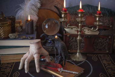 Esrarengiz büyülü el esrarengiz nesnelerle esrarengiz büyülü masa üzerinde