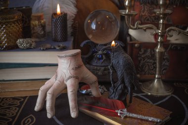 Esrarengiz büyülü el esrarengiz nesnelerle esrarengiz büyülü masa üzerinde