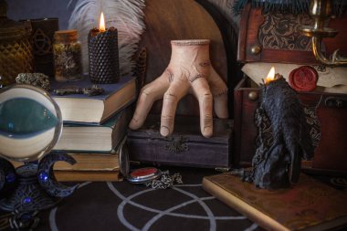 Esrarengiz büyülü el esrarengiz nesnelerle esrarengiz büyülü masa üzerinde