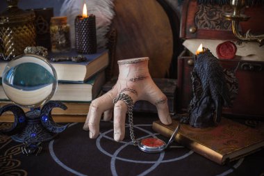 Esrarengiz büyülü el esrarengiz nesnelerle esrarengiz büyülü masa üzerinde