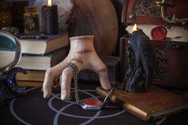 Esrarengiz büyülü el esrarengiz nesnelerle esrarengiz büyülü masa üzerinde