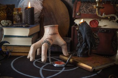 Esrarengiz büyülü el esrarengiz nesnelerle esrarengiz büyülü masa üzerinde