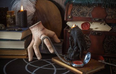 Esrarengiz büyülü el esrarengiz nesnelerle esrarengiz büyülü masa üzerinde