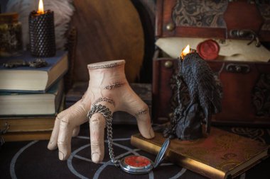 Esrarengiz büyülü el esrarengiz nesnelerle esrarengiz büyülü masa üzerinde