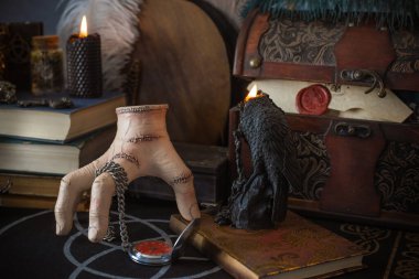 Esrarengiz büyülü el esrarengiz nesnelerle esrarengiz büyülü masa üzerinde