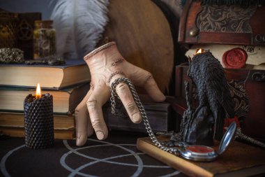 Esrarengiz büyülü el esrarengiz nesnelerle esrarengiz büyülü masa üzerinde