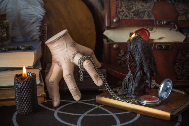 Esrarengiz büyülü el esrarengiz nesnelerle esrarengiz büyülü masa üzerinde