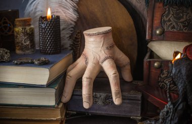 Esrarengiz büyülü el esrarengiz nesnelerle esrarengiz büyülü masa üzerinde