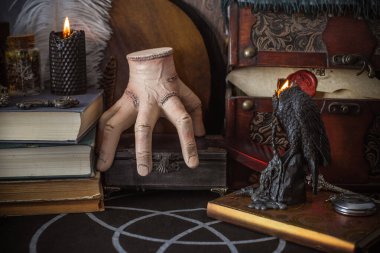 Esrarengiz büyülü el esrarengiz nesnelerle esrarengiz büyülü masa üzerinde