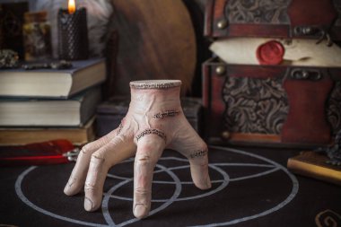 Esrarengiz büyülü el esrarengiz nesnelerle esrarengiz büyülü masa üzerinde