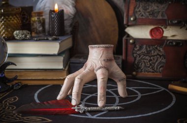 Esrarengiz büyülü el esrarengiz nesnelerle esrarengiz büyülü masa üzerinde