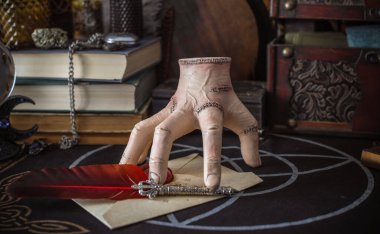 Esrarengiz büyülü el esrarengiz nesnelerle esrarengiz büyülü masa üzerinde