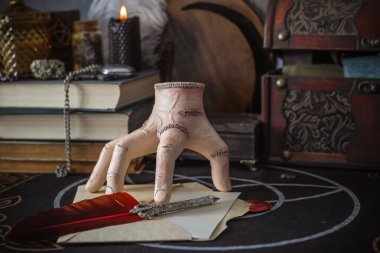 Esrarengiz büyülü el esrarengiz nesnelerle esrarengiz büyülü masa üzerinde