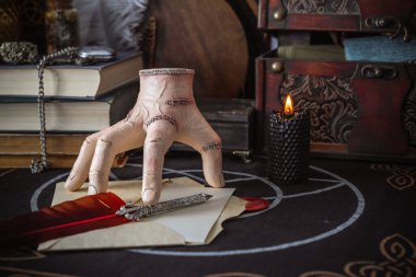 Esrarengiz büyülü el esrarengiz nesnelerle esrarengiz büyülü masa üzerinde