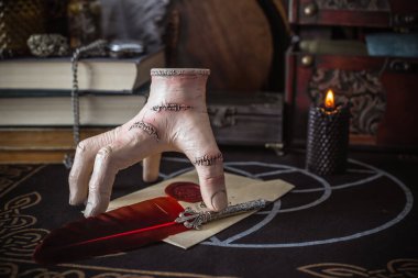 Esrarengiz büyülü el esrarengiz nesnelerle esrarengiz büyülü masa üzerinde