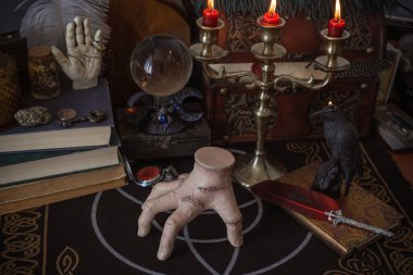 Esrarengiz büyülü el esrarengiz nesnelerle esrarengiz büyülü masa üzerinde