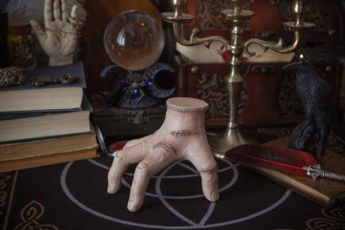 Esrarengiz büyülü el esrarengiz nesnelerle esrarengiz büyülü masa üzerinde