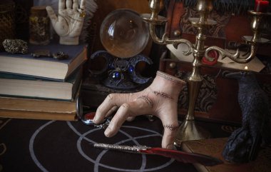 Esrarengiz büyülü el esrarengiz nesnelerle esrarengiz büyülü masa üzerinde