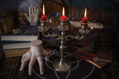 Esrarengiz büyülü el esrarengiz nesnelerle esrarengiz büyülü masa üzerinde