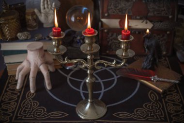 Esrarengiz büyülü el esrarengiz nesnelerle esrarengiz büyülü masa üzerinde