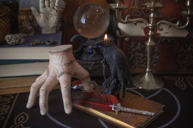 Esrarengiz büyülü el esrarengiz nesnelerle esrarengiz büyülü masa üzerinde