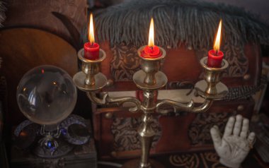 Büyülü Atmosferdeki Tahta Masa Üzerinde Mistik Mum Tutucu