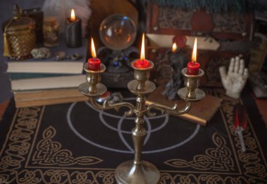 Büyülü Atmosferdeki Tahta Masa Üzerinde Mistik Mum Tutucu