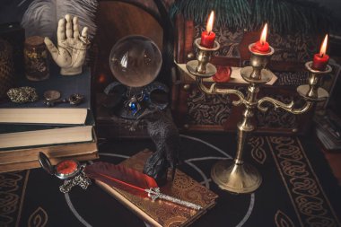 Büyülü Atmosferdeki Tahta Masa Üzerinde Mistik Mum Tutucu