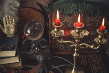 Büyülü Atmosferdeki Tahta Masa Üzerinde Mistik Mum Tutucu