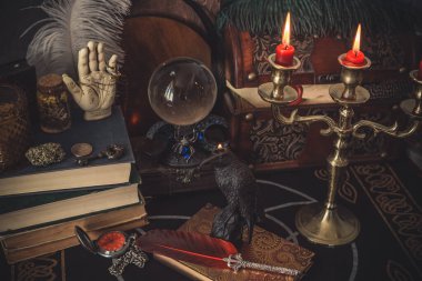 Büyülü Atmosferdeki Tahta Masa Üzerinde Mistik Mum Tutucu