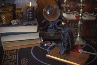 Büyülü Atmosferdeki Tahta Masa Üzerinde Mistik Mum Tutucu