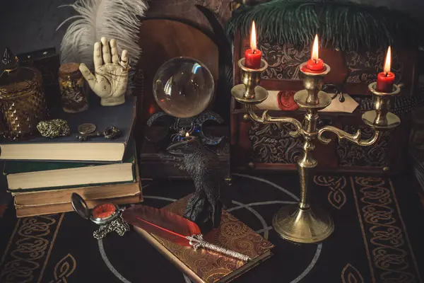 Büyülü Atmosferdeki Tahta Masa Üzerinde Mistik Mum Tutucu