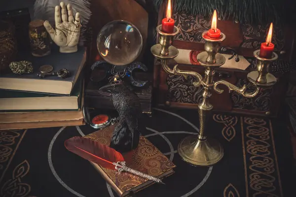 Büyülü Atmosferdeki Tahta Masa Üzerinde Mistik Mum Tutucu