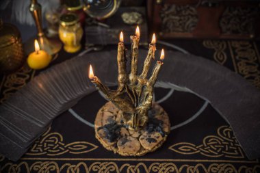 Mihrapta mum yanar, mumlar arasında sihir, temiz negatif enerji, cadı kavramı.