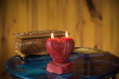 Mihrapta mum yanar, mumlar arasında sihir, temiz negatif enerji, cadı kavramı.