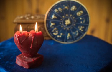 Mihrapta mum yanar, mumlar arasında sihir, temiz negatif enerji, cadı kavramı.