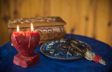 Mihrapta mum yanar, mumlar arasında sihir, temiz negatif enerji, cadı kavramı.