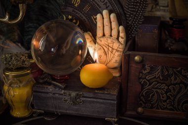 Mihrapta mum yanar, mumlar arasında sihir, temiz negatif enerji, cadı kavramı.