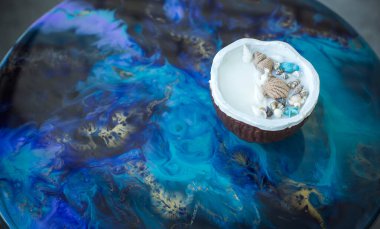 Mihrapta mum yanar, mumlar arasında sihir, temiz negatif enerji, cadı kavramı.