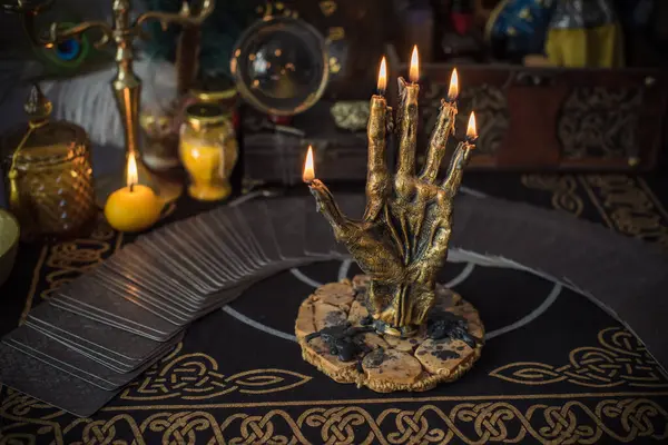 Mihrapta mum yanar, mumlar arasında sihir, temiz negatif enerji, cadı kavramı.