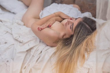 Yatak odasının sessiz sabah ışığı. Kadınsı enerji. Eski hikayeler. Sabah Çiçeği, Yumuşaklığın Gücü