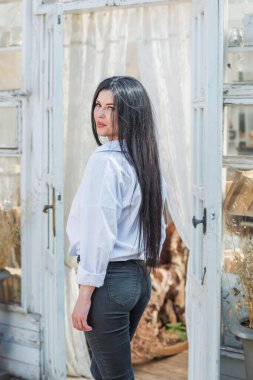 Koyu uzun ipek saçlı bir kadın. Saç stili ve güzellik kavramı